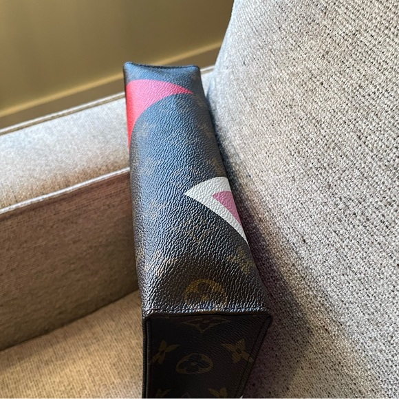 ❌❌SOLD❌❌LOUIS VUITTON❤️GAME ON TOILETRY POUCH 26❤️ - Picture 8 of 12